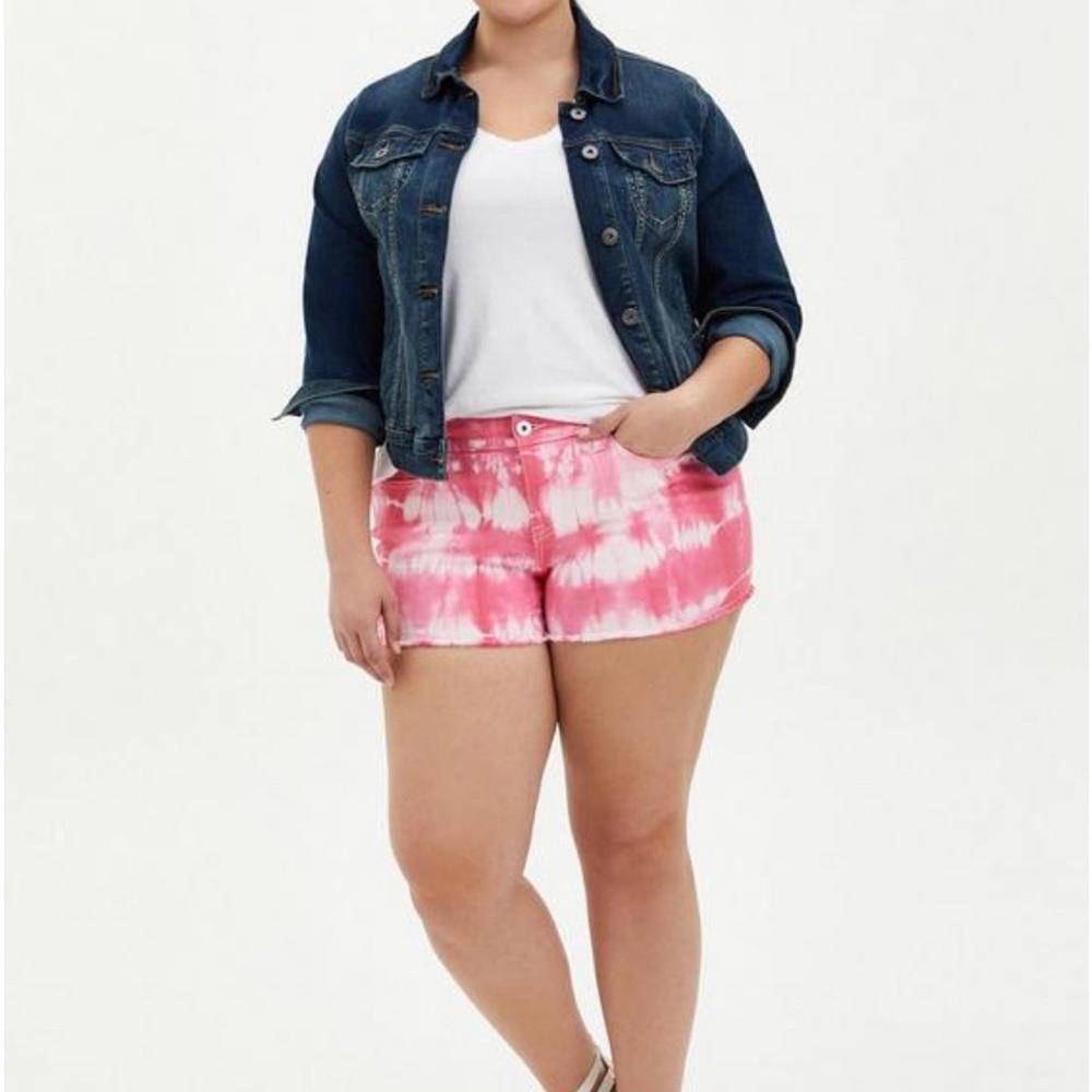 Torrid 3.5 Inch pink carnation Vintage‎ Stretch Mid-Rise Short
